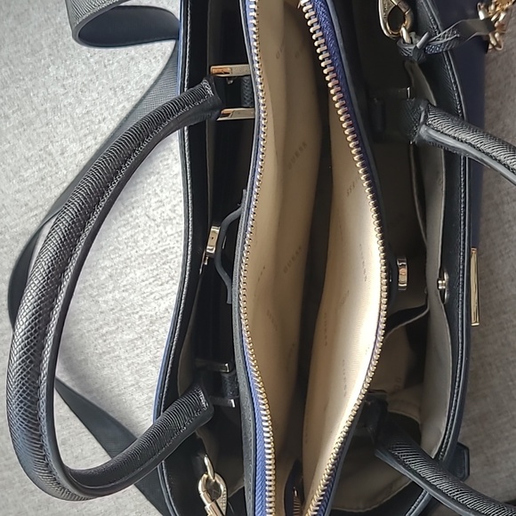 NWOT Guess bag - Picture 4 of 8